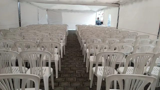 Sillas blancas para eventos