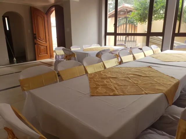 Mesas con mantelería para eventos