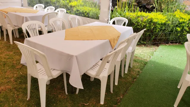 Mesas con mantelería para eventos