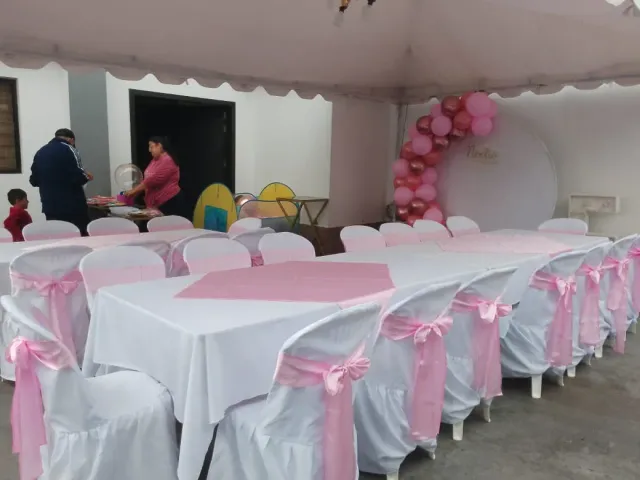 Mesas con mantelería para eventos