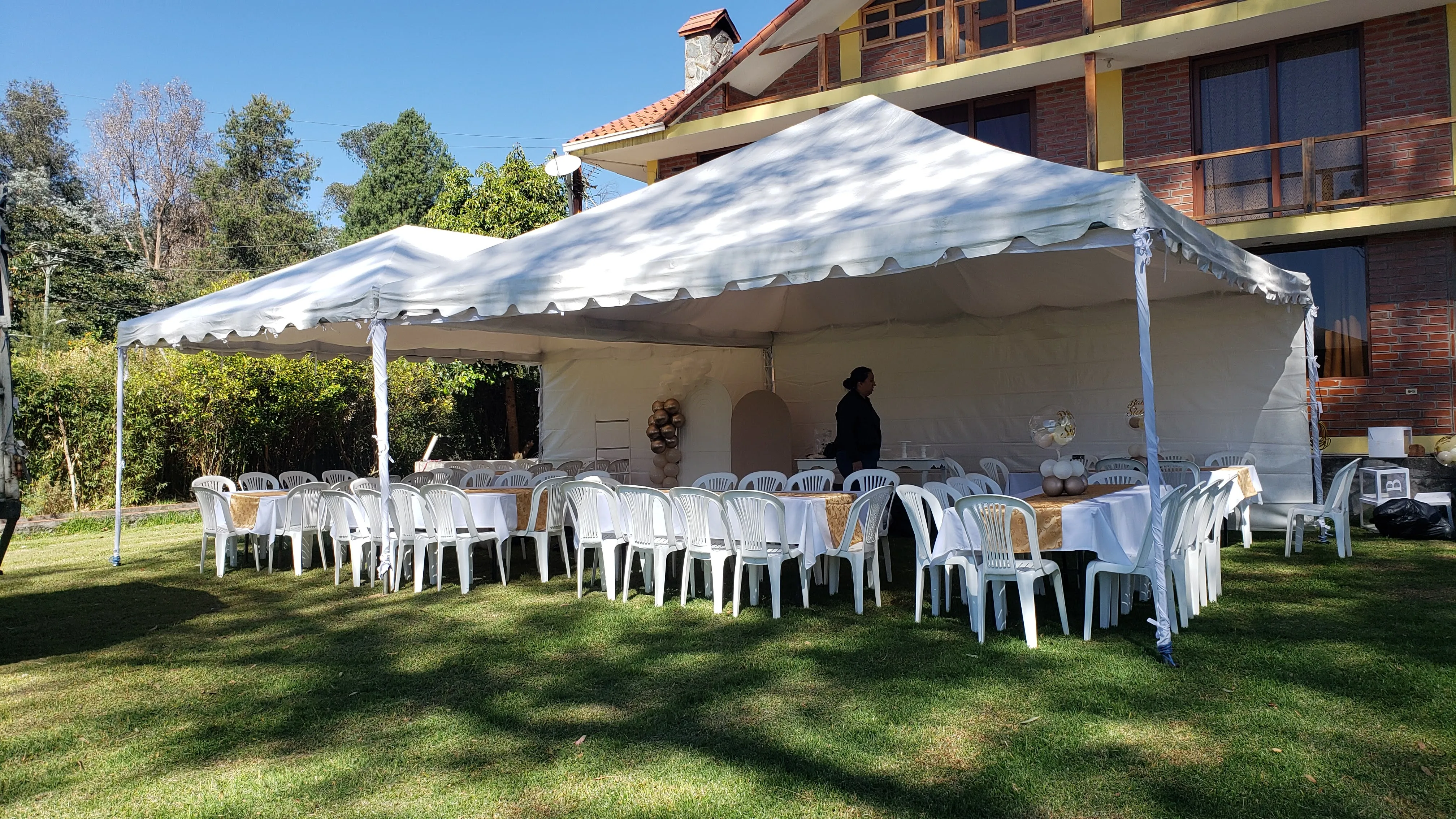 Equipo de La Cubierta montando carpas para eventos