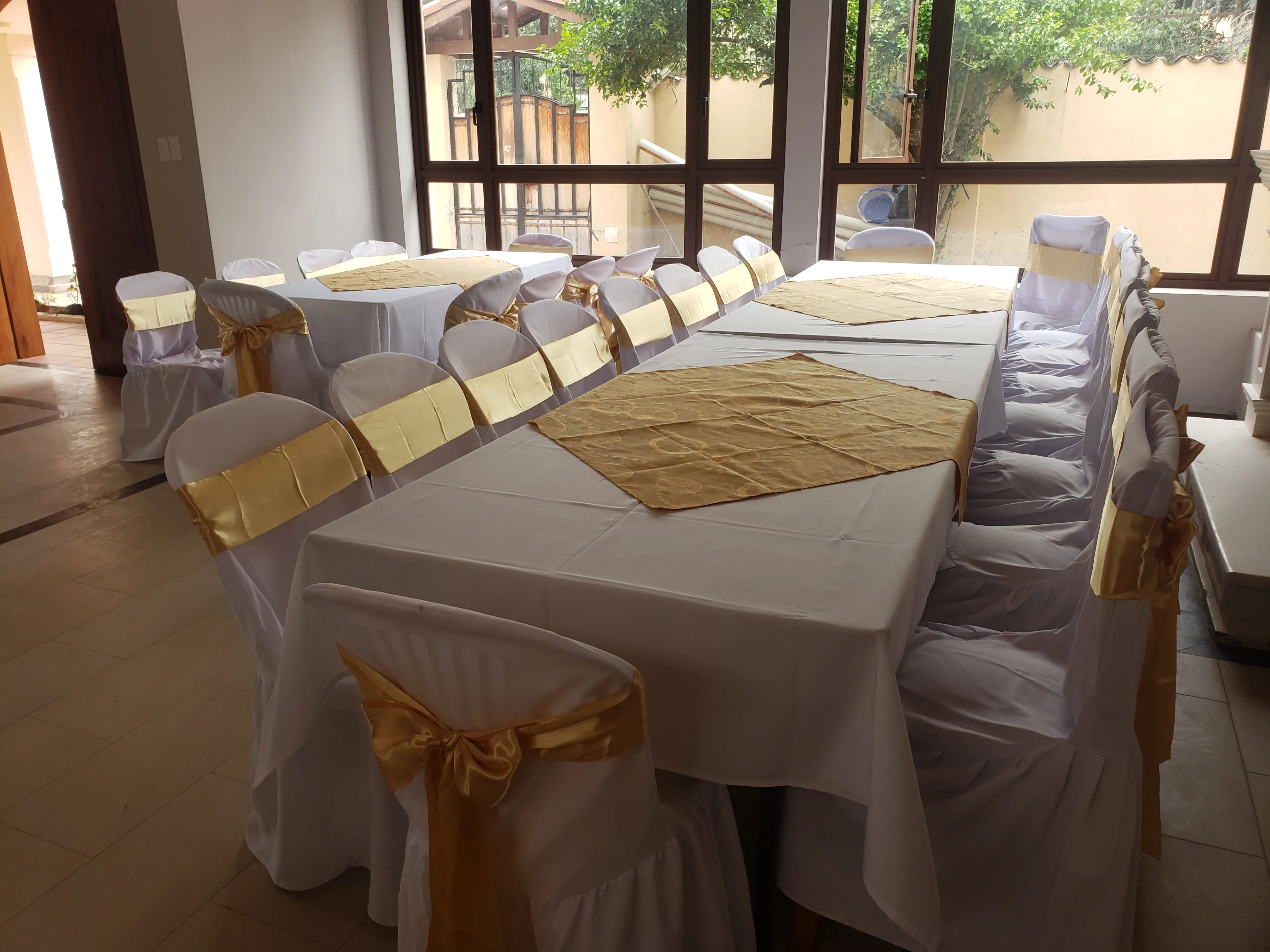 Mesas con mantelería para eventos
