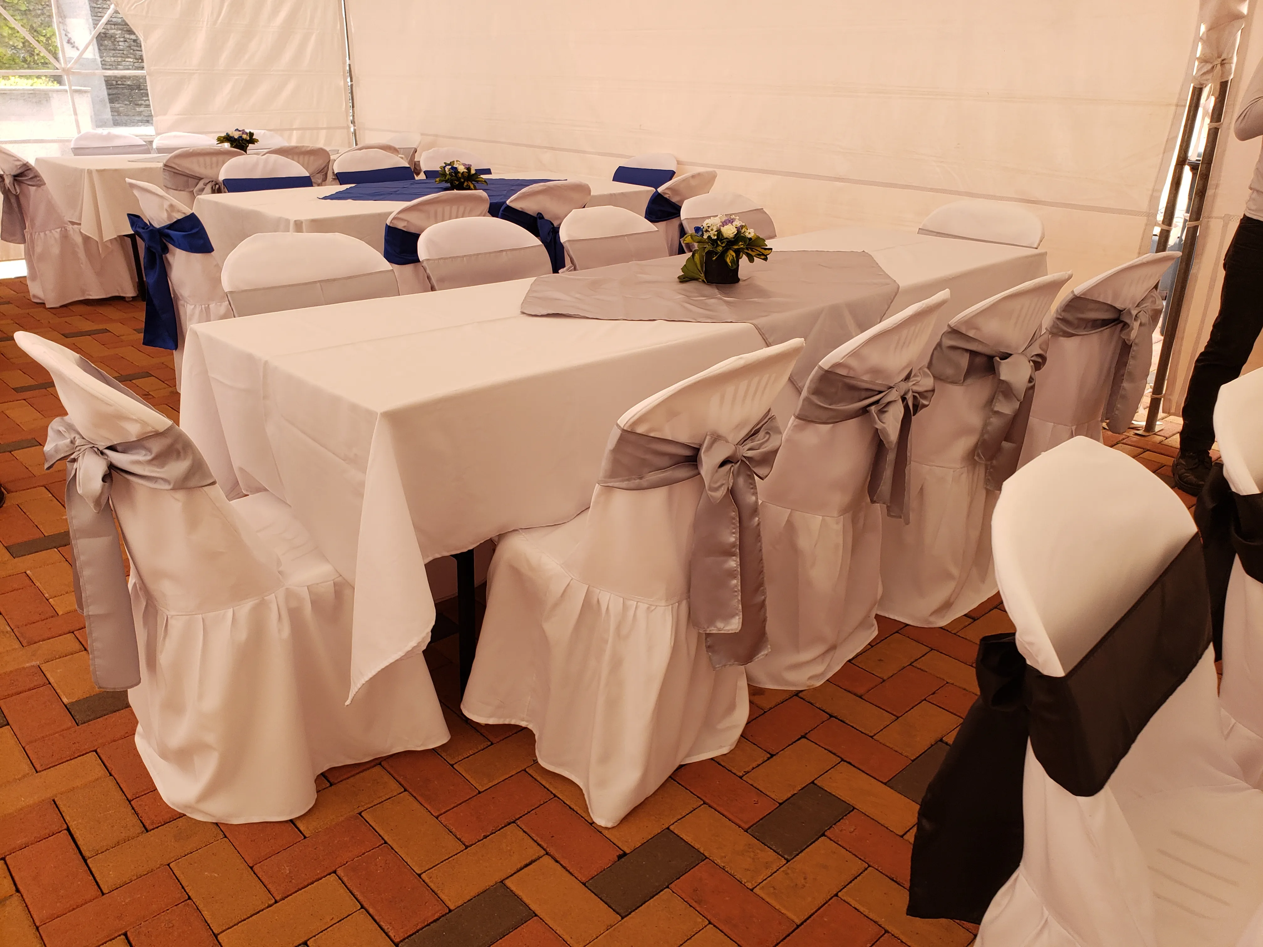Mesas con mantelería para eventos