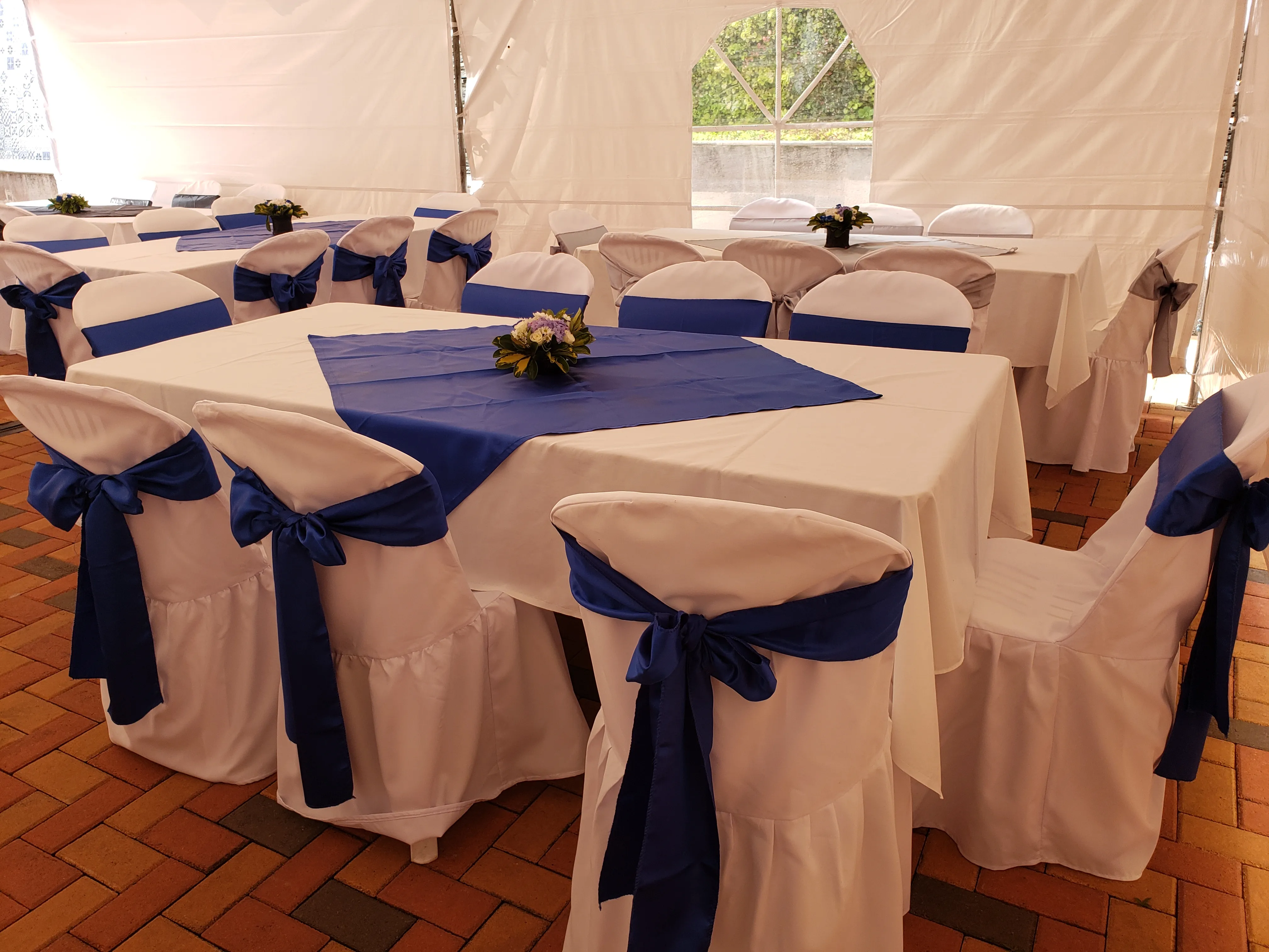Mesas con mantelería para eventos