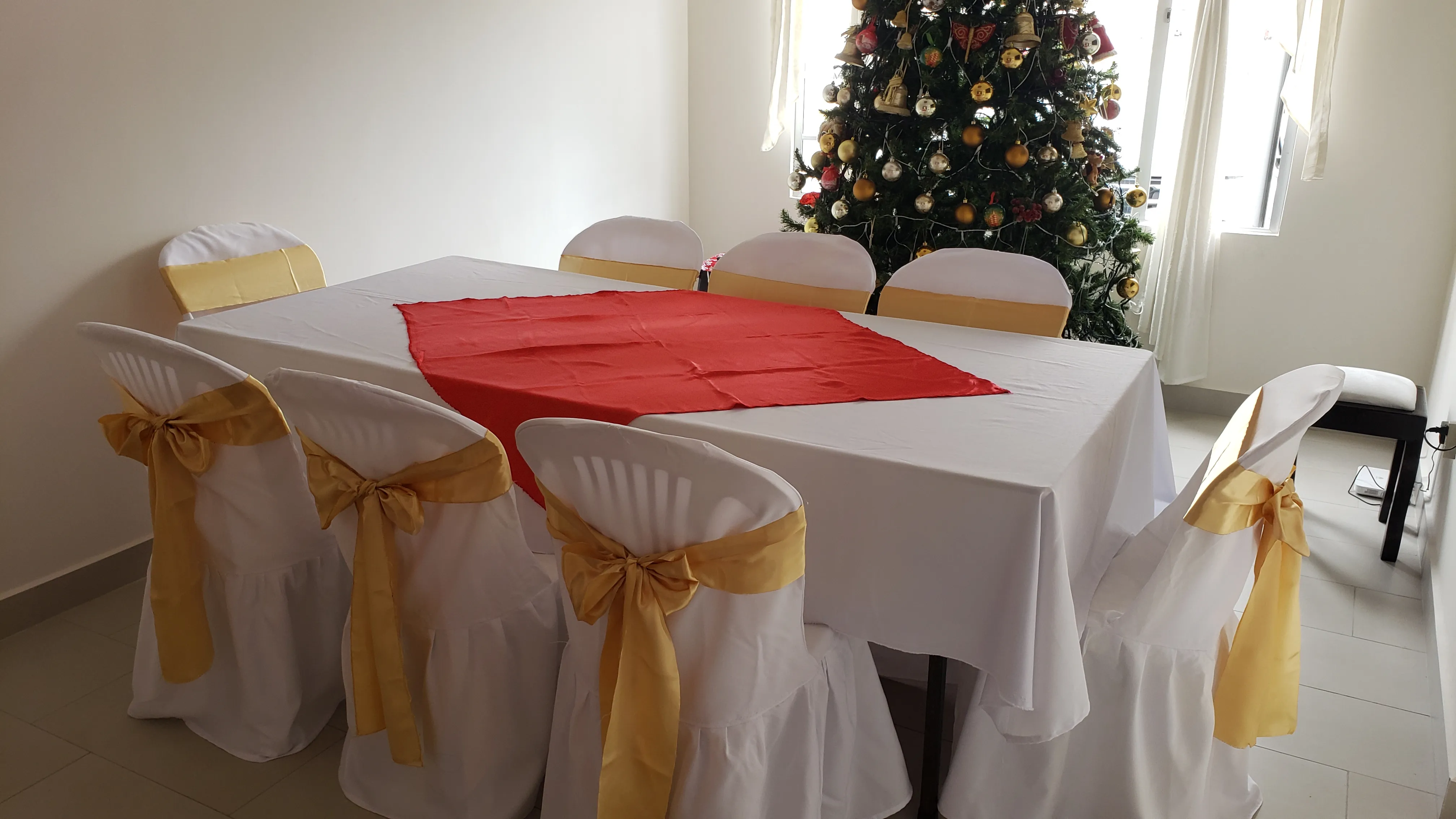 Mesas con mantelería para eventos