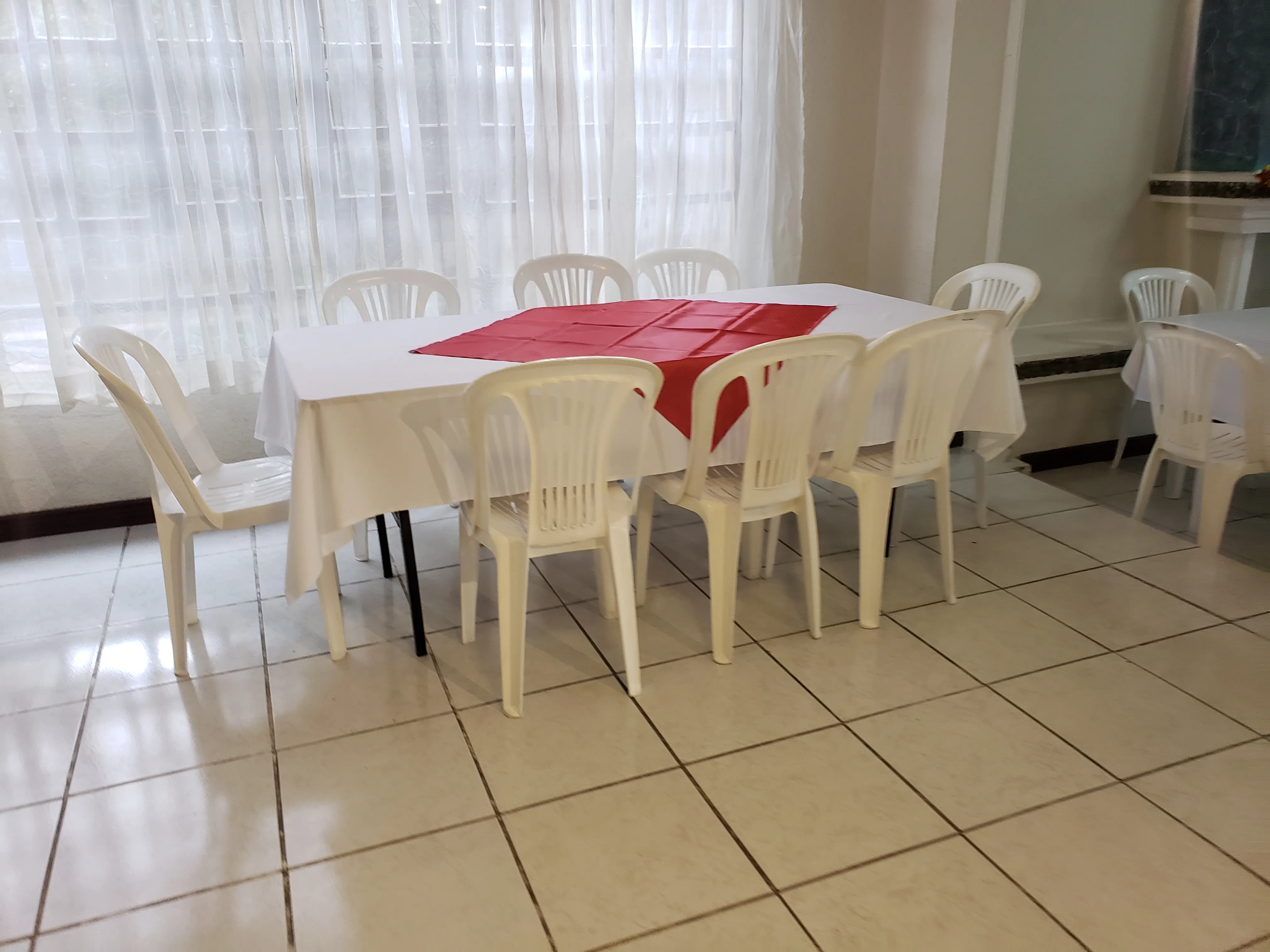 Sillas blancas para eventos