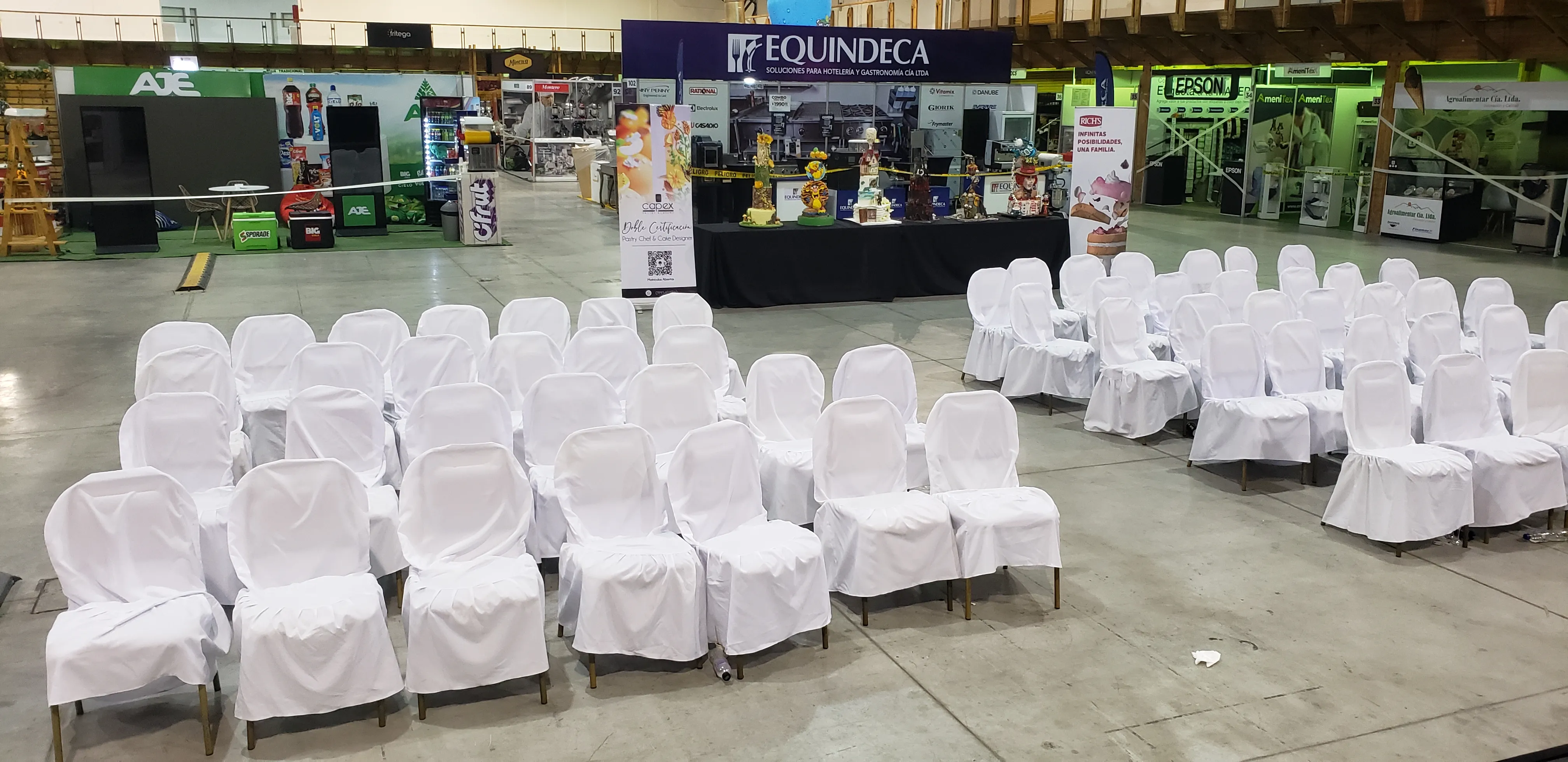 Sillas blancas para eventos