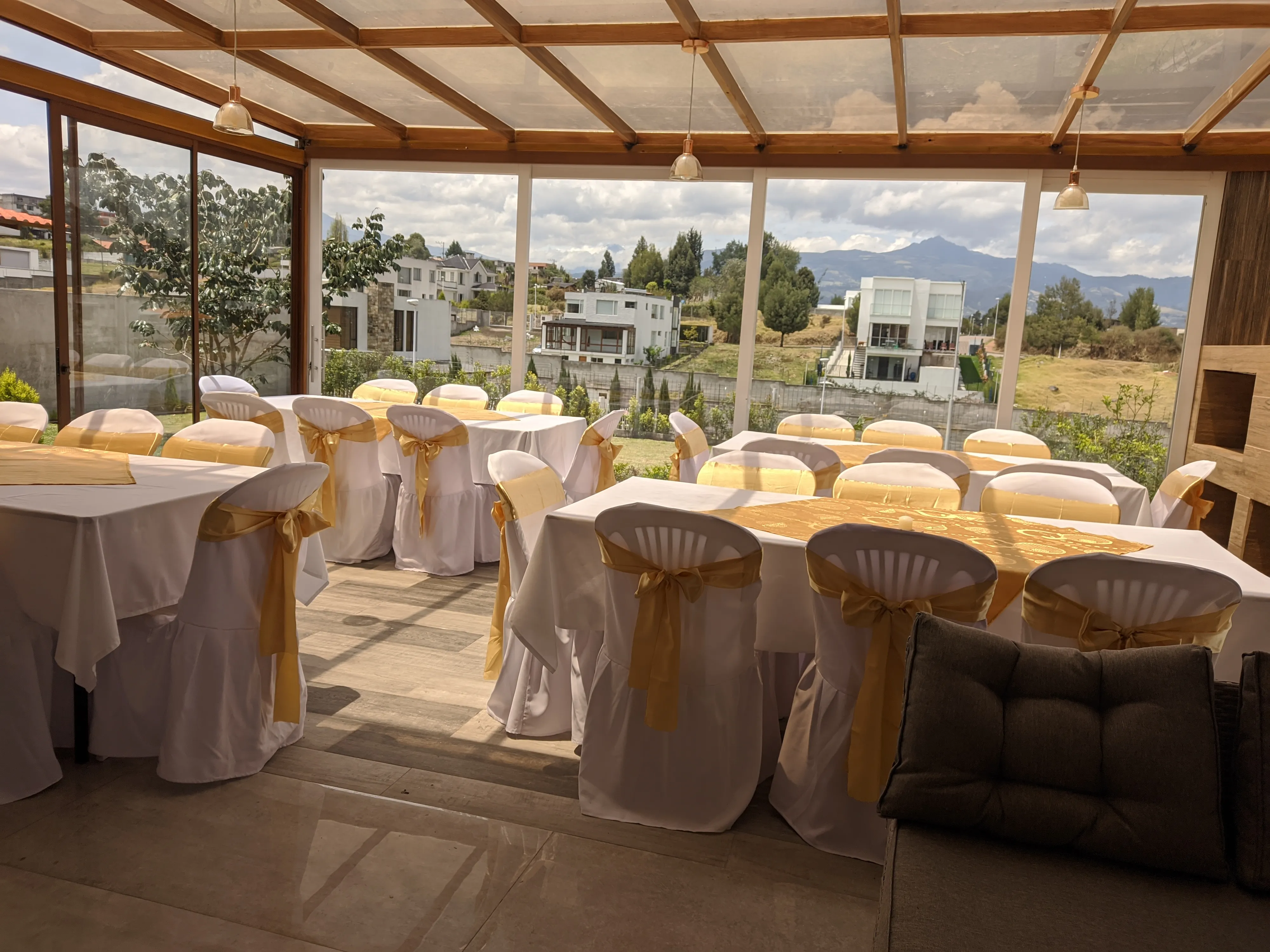 Sillas blancas para eventos