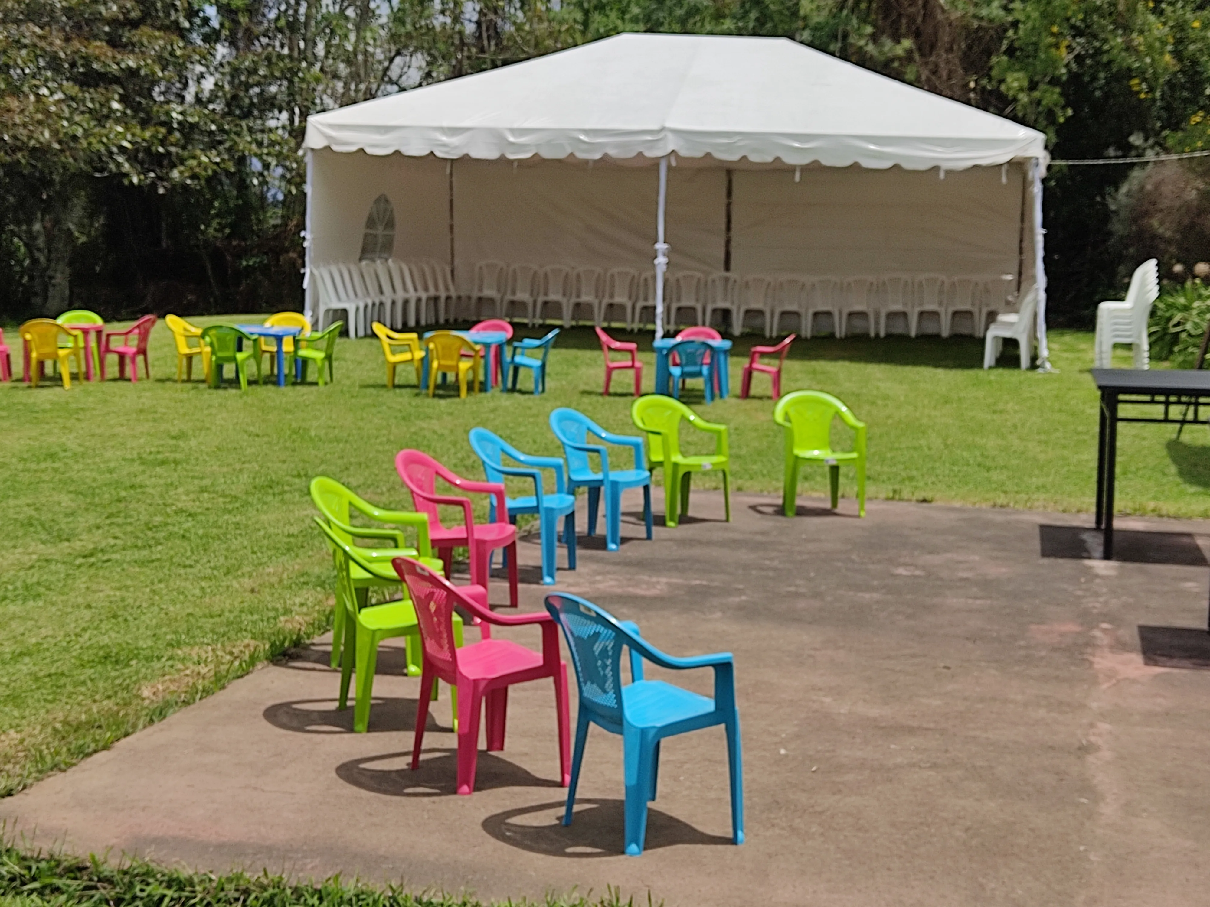 Sillas y mesas para niños